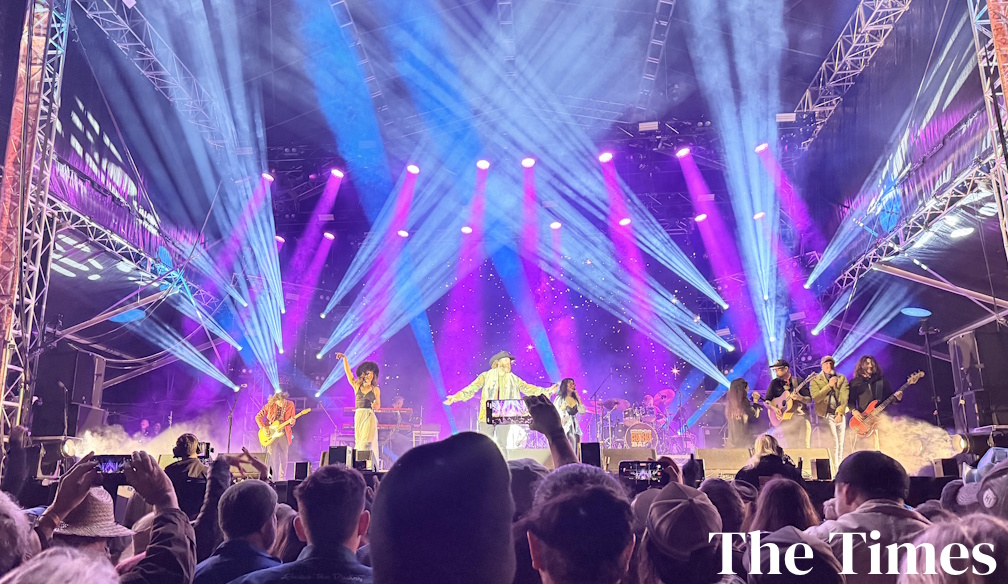 Get into the mosh crowd at Mund Mundi