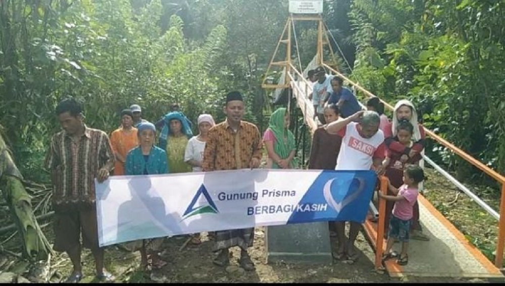 Gunung Prisma collaborates with the Sehati Gerak Bersama Sukabumi Foundation to build a bridge that allows villagers of Nangela Village to cross the Cicurug River. Such a bridge provides the villagers access to essential public amenities, such as the city