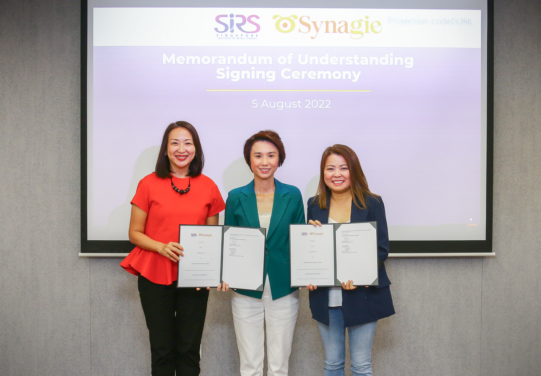 Witnessed by MOS (MCCY & MTI) Low Yen Ling, NYP-SIRS and Synagie signed an MOU to co-develop and roll out a digital commerce talent training and placement programme to boost European-focused eCommerce career opportunities for Singapore-based workers.