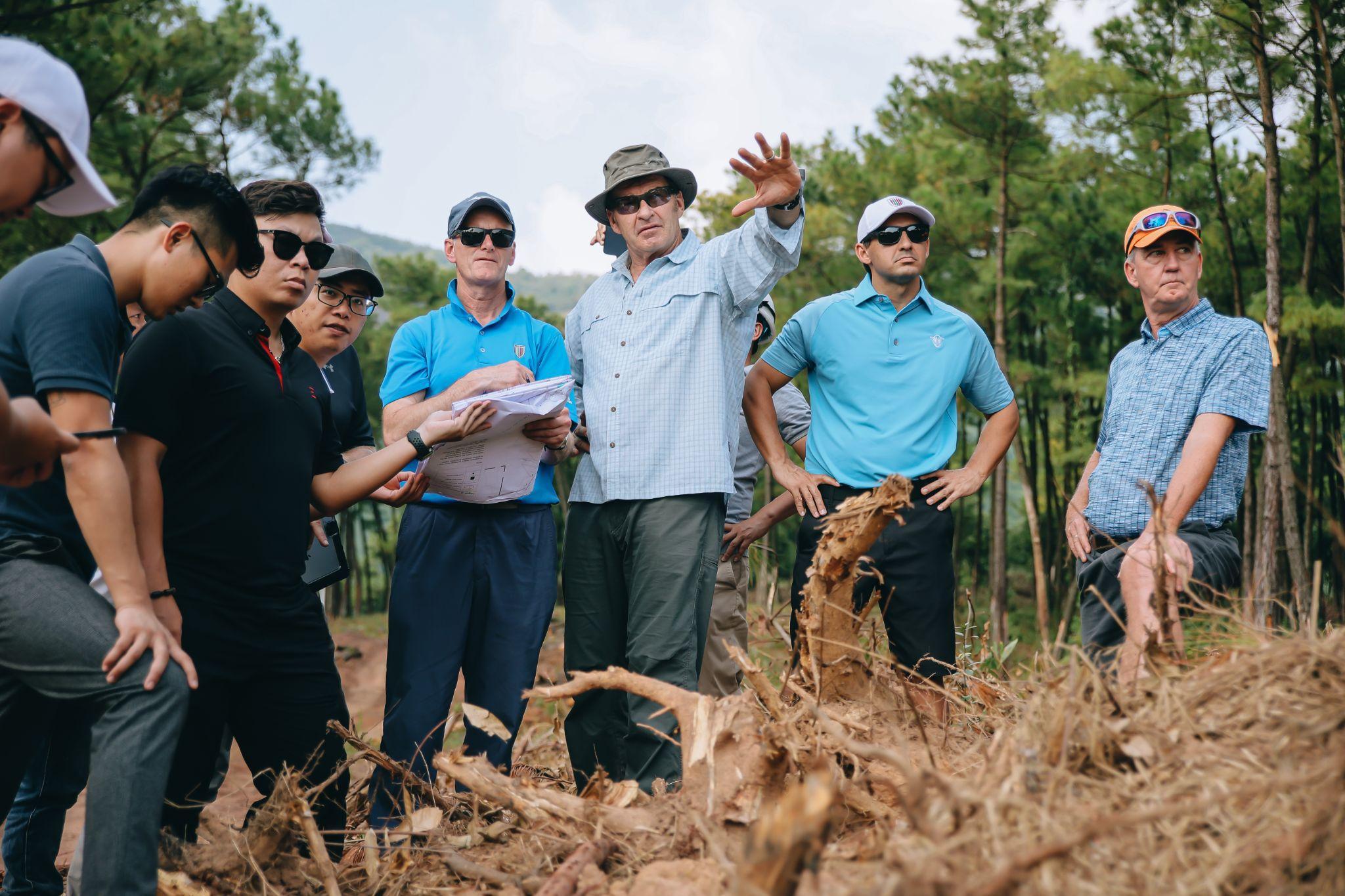 A construction review is carried out at the project site by Sir Nick Faldo and the Faldo Design team.