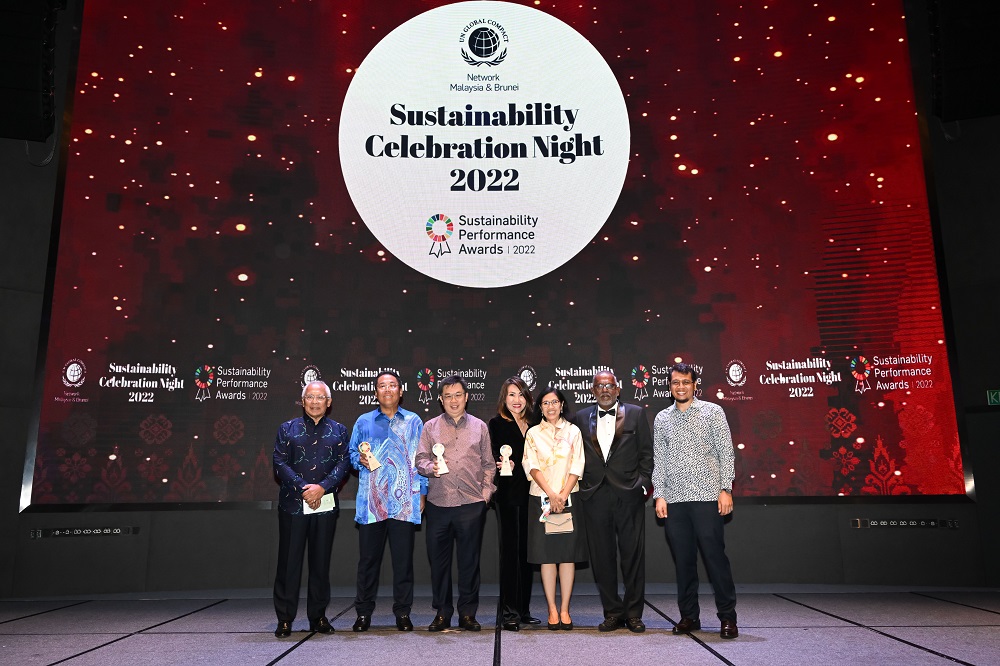 From left to right: Ismail Harith Merican, Non-Independent Non-Executive Director of Kenanga Investment Bank Datuk Wira Ismitz Matthew De Alwis, Chief Executive Officer of Kenanga Investors Berhad Datuk Chay Wai Leong, Group Managing Director of Kenanga Investment Bank Chuah Sze Phing, Group Chief Sustainability Officer and Head of Group Marketing and Communications Norazian Binti Ahmad Tajuddin, Independent Non-Executive Director of Kenanga Investment Bank Kanagaraj Lorenz, Independent Non-Executive Director of Kenanga Investment Bank Faroze Nadar, Executive Director of United Nations Global Compact Network Malaysia & Brunei