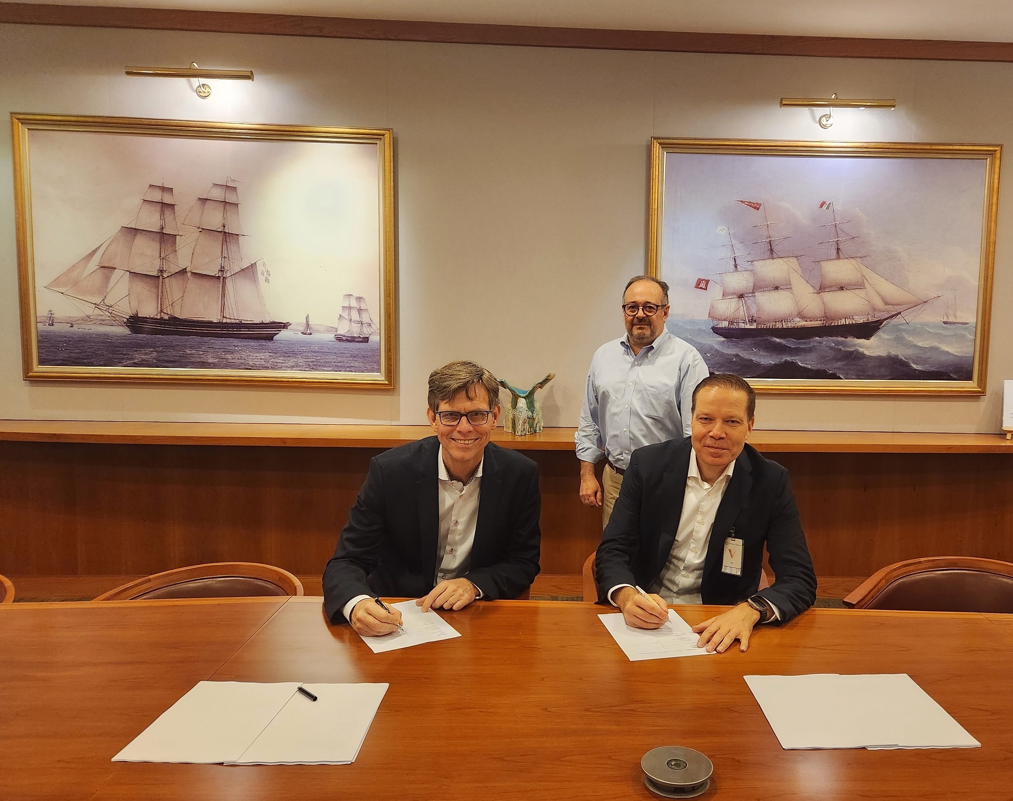 Signing of the acquisition agreement between Jebsen & Jessen Pte. Ltd. and Konecranes at Jebsen & Jessen Group headquarters in Singapore. From bottom left: Per Magnusson (Group CEO, Jebsen & Jessen Group), Marko Tulokas (Senior Vice President, Region Asia-Pacific, Konecranes) Top: Fabio Fiorino (Executive Vice President, Industrial Service and Equipment, Konecranes).