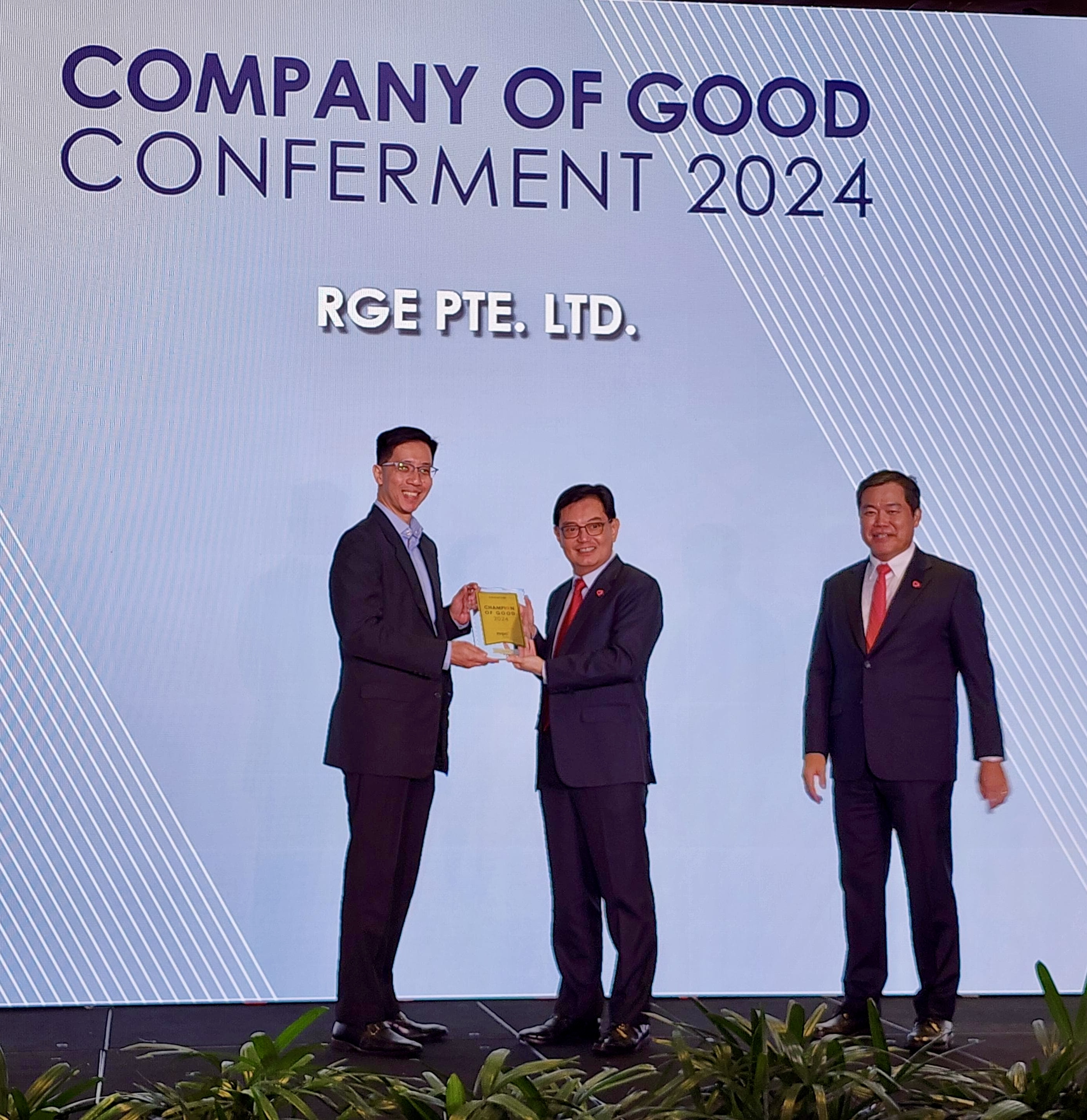 Singapore Deputy Prime Minister Heng Swee Keat presents the National Volunteer and Philanthropy Centre ‘Champion of Good’ recognition to RGE Executive Vice President Benny Lee