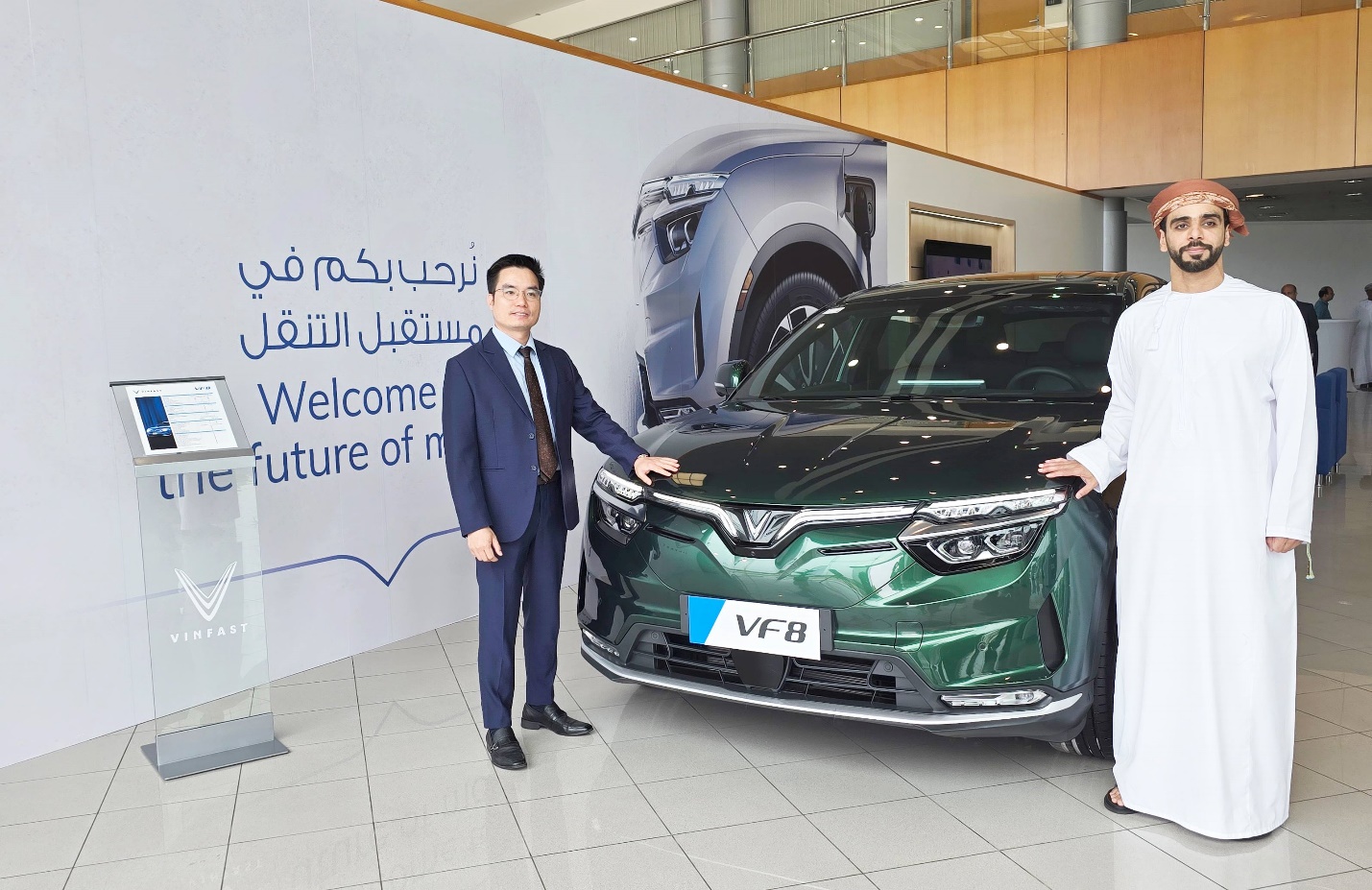 Mr. Ta Xuan Hien, CEO of VinFast Middle East (on the left) and Sheikh Abdullah Bahwan, Executive Director of Bahwan Automobiles and Trading (on the right) are experiencing the VinFast VF 8 model displayed at the grand opening ceremony.