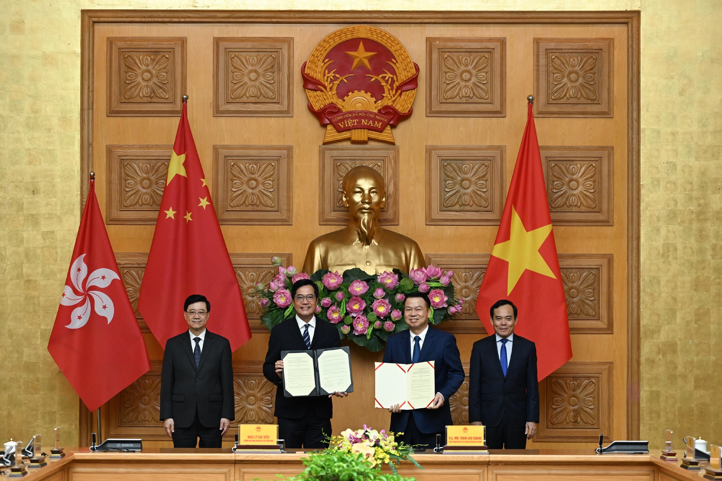 Mr Lee (first left) and Deputy Prime Minister of Vietnam Mr Tran Luu Quang (first right) witness the exchange of a memorandum of understanding in Hanoi.