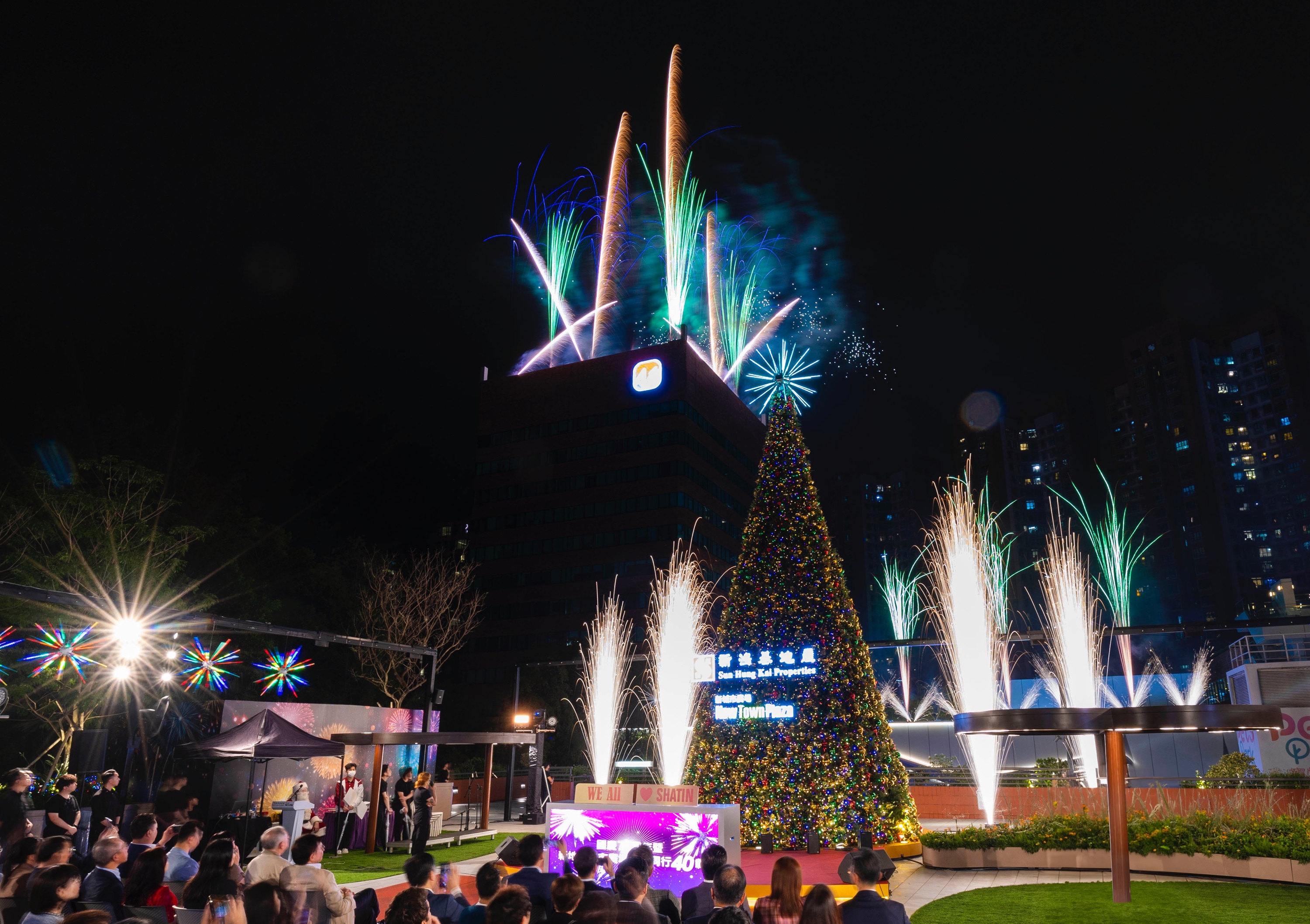 New Town Plaza hosted a dazzling pyrotechnic show, the first of its kind by a shopping mall in Hong Kong, to celebrate its 40th anniversary.