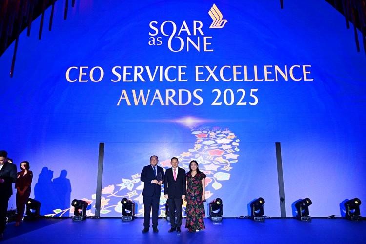 The annual ceremony shines a spotlight on CX partners who deliver exceptional service and elevate the customer experience for Singapore Airlines. Mr. Peh Kian Hong, Assistant Director and Ms. Valerie Low, Assistant Manager of the Singapore Airlines account, accepted the award on behalf of TDCX from Mr. Goh Choon Phong, Chief Executive Officer of Singapore Airlines.