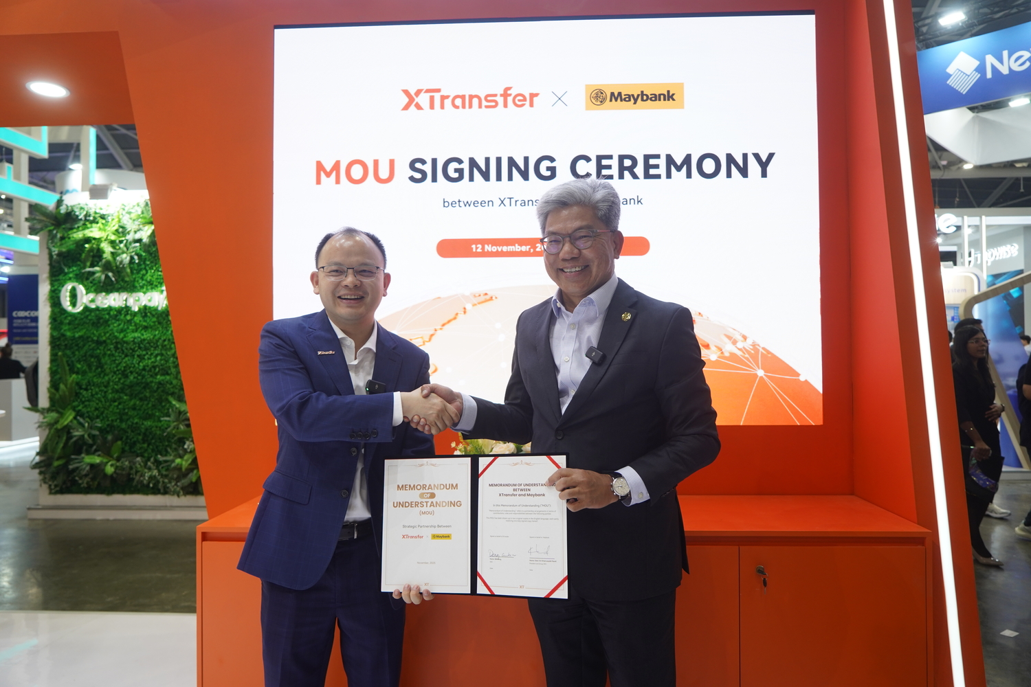 Bill Deng, Founder and CEO of XTransfer (Left) and Dato’ Sri Khairussaleh Ramli, President and Group CEO of Maybank (Right) signed MOU during Singapore Fintech Festival 2025.