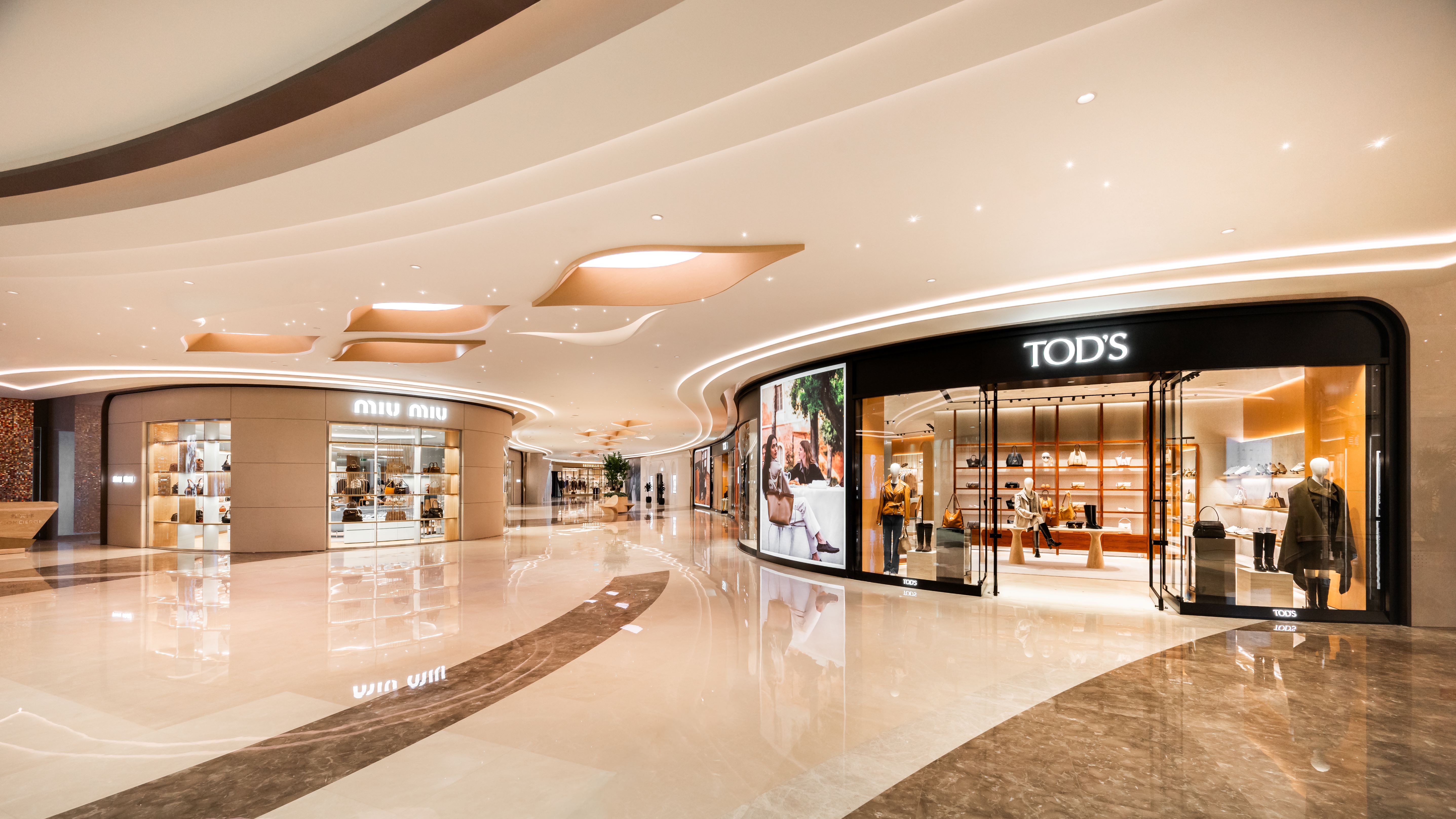 The shopping area is home to a trio of peerless Italian brands, with scenographic design inspired by Milan’s legendary Via Montenapoleone fashion district, accentuating the allure of the Dolce Vita.