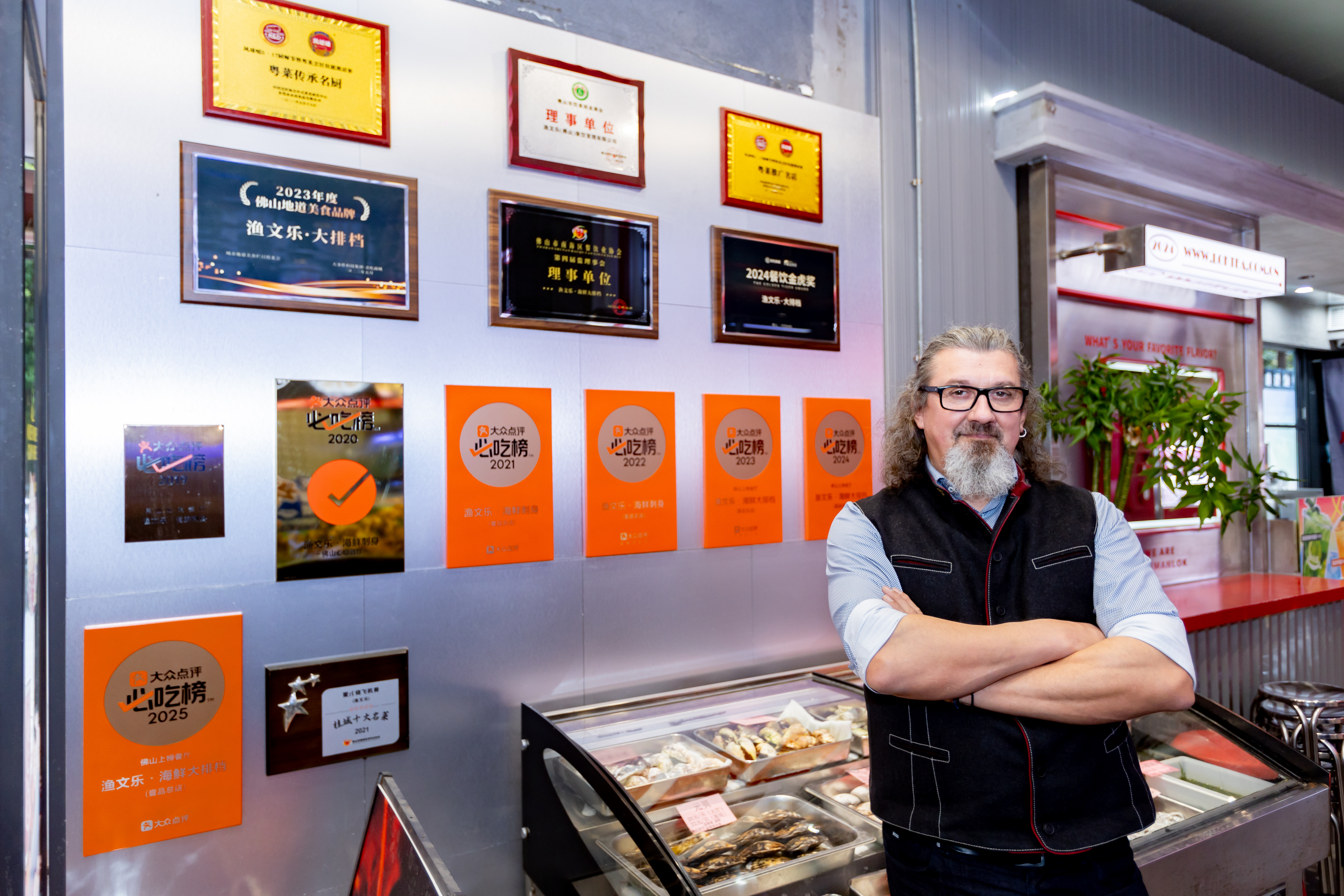 Carlsberg’s Master Brewer, Zoran Gojkovic, visits Dianping Must-Eat restaurants in collaboration with Meituan