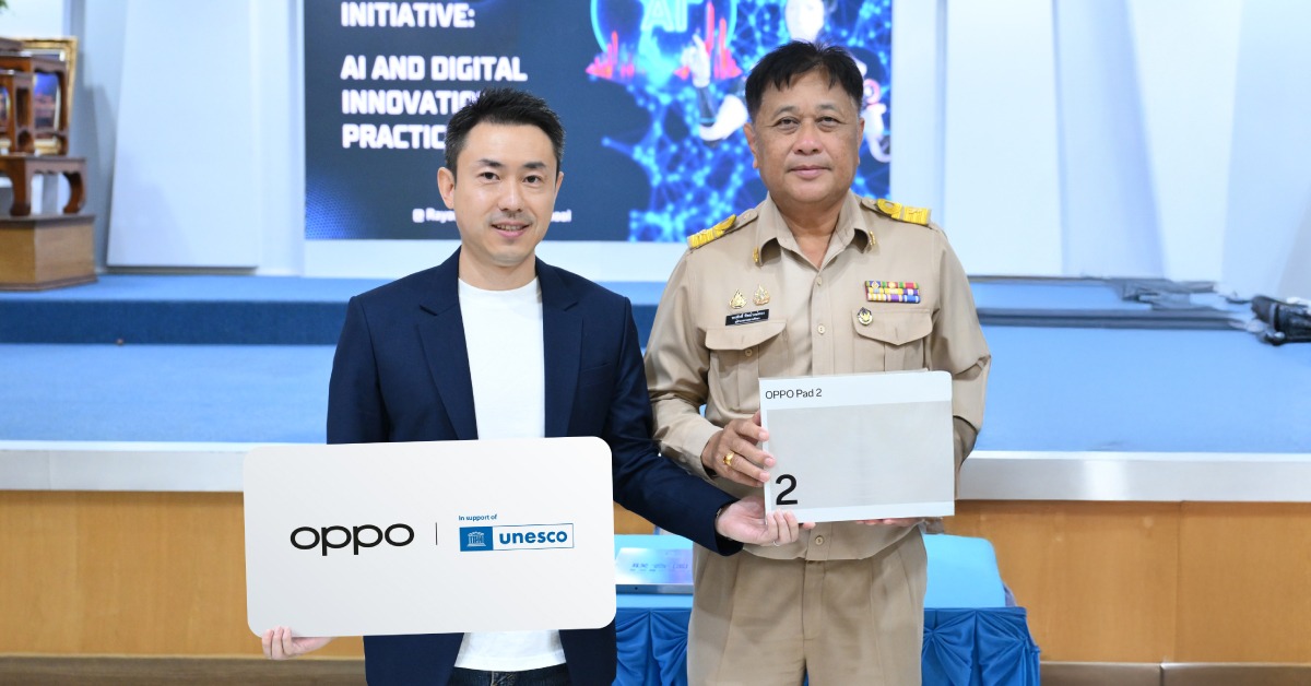 Representatives of OPPO Thailand and the Thailand pilot school at the tablet handover ceremony