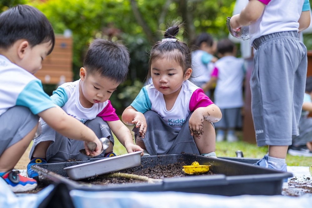 kiddiwinkie-schoolhouse-outdoor-play-activities