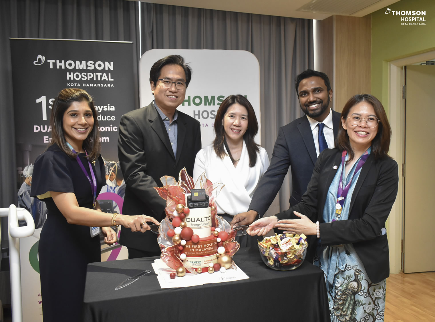 From left: Dr Savitha Dharan, CEO of Thomson Hospital Kota Damansara, Dr Wong Sze Ming, Consultant General & Colorectal Surgeon, Jo-Ann Gan, Commercial Lead (Surgery) Malaysia & Brunei, J&J MedTech, Prof Dr Prasanna Supramaniam, Consultant in O&G, Fertility Specialist, Subspecialist in Reproductive Medicine, Minimal Invasive Gynaecological Surgeon & Ng Yee Voon, Senior General Manager, Thomson Fertility.