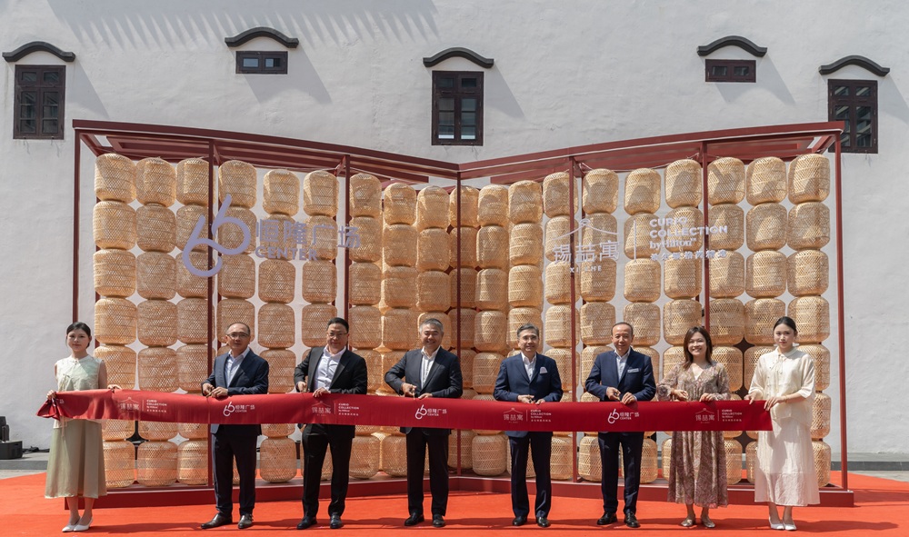 (From left to right) The ribbon-cutting ceremony was attended by Mr. Derek Pang, Senior Director – Mainland Business Operation, Hang Lung Properties; Mr. Herman Chui, Senior Director – Office, Hotel & Residence, Hang Lung Properties; Mr. Weber Lo, Chief Executive Officer, Hang Lung Properties; Mr. Benny Lee, Vice President Operations, East Greater China & Mongolia, Hilton; Mr. Ma Lin, Area General Manager, Jiangsu South, Hilton; Ms. Winnie Chu, General Manager, Xi Zhe Wuxi, Curio Collection by Hilton