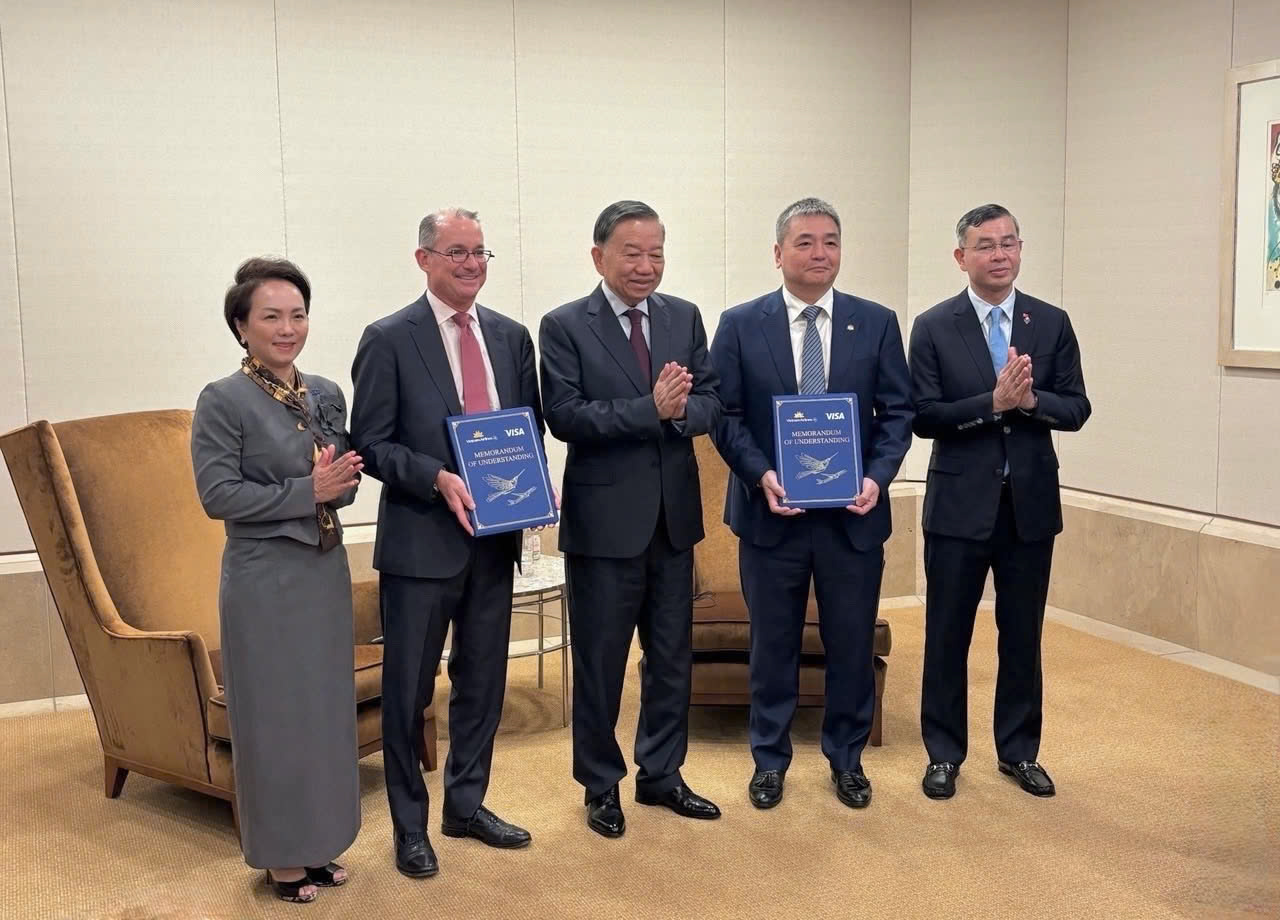 Mr. Le Truong Giang, Member of the BOD of Vietnam Airlines (second from right), and Robert B. Thomson, Senior Vice President and Global Head of Government Affairs at Visa Inc. (second from left), exchange the Memorandum of Understanding
