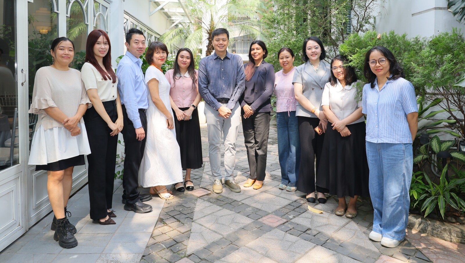 Dr Tan Hong Ming, Assistant Dean (Digital Operations), NUS Business School (sixth from left), with Ms Tara Bal, Head of Corporate Communications, NUS Business School (fifth from right), together with representatives from the Vietnamese media.