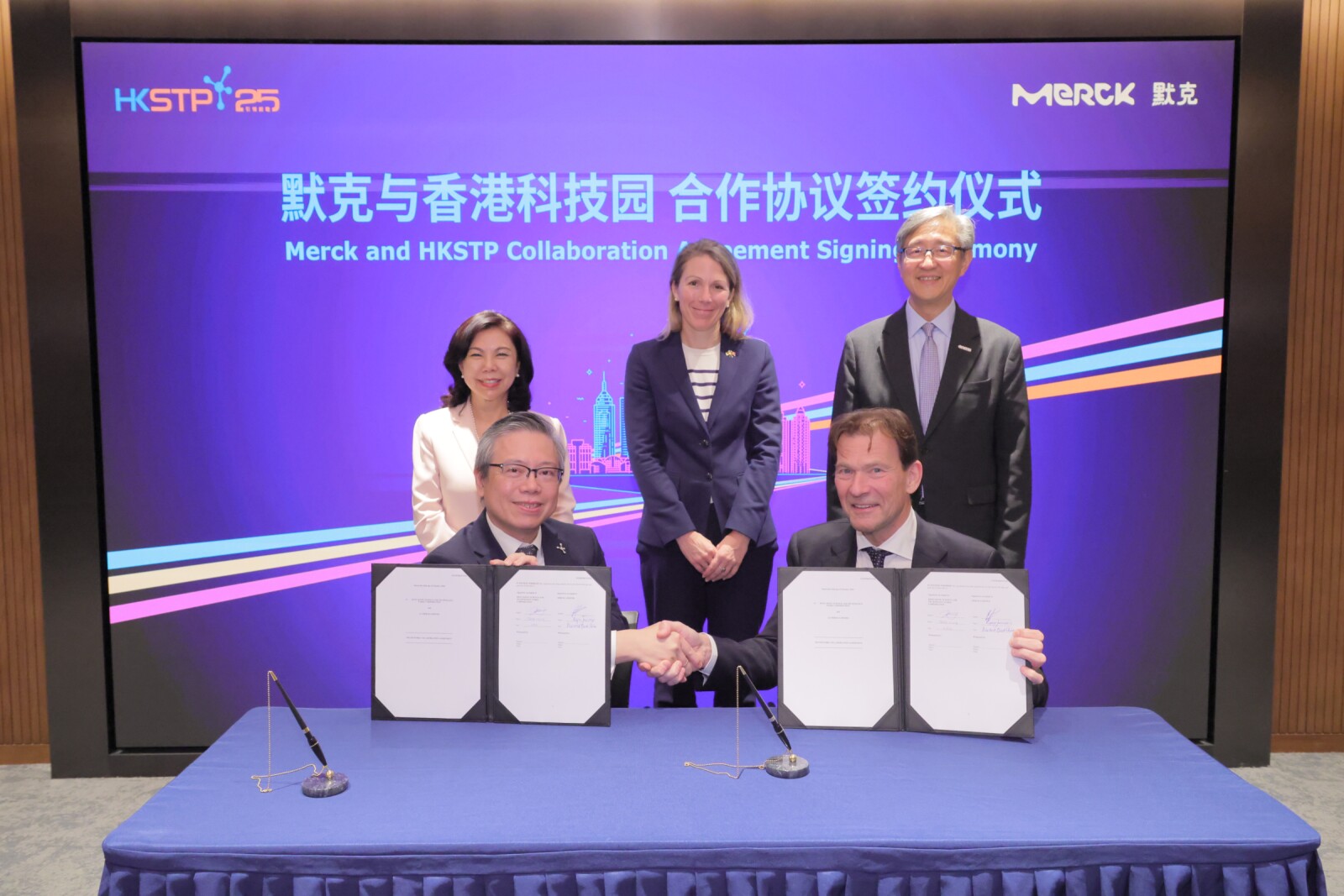 Witnessed by Dr Annika Bolten-Drutschmann, Consul General of Germany (Second row middle), Ms Cordelia Chung, Chairman of HKSTP (Second row first from left), and Mr Peter Yan, Director-General of the OASES (Second row first from right), Mr Terry Wong, Chief Executive Officer of HKSTP (Front row first from left), and Mr Rogier Janssens, President of Merck China (Front row first from right), signed the partnership agreement to establish their strategic partnership.